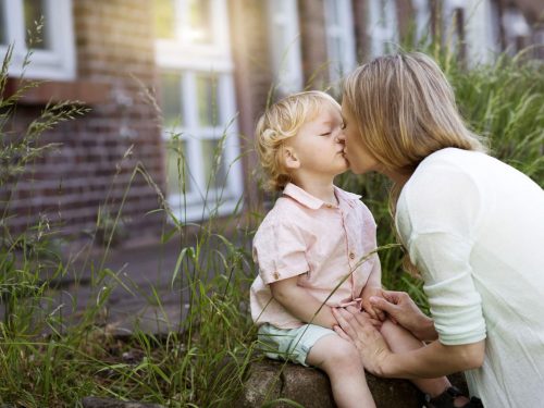 ¿Está bien besar a tus hijos en la boca?