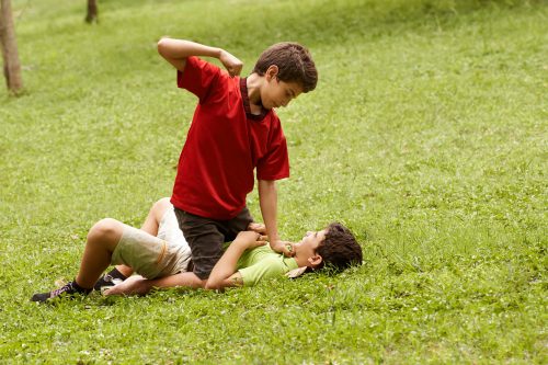 niños golpeando a otros niños