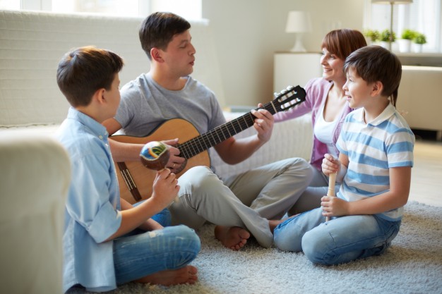 Mejora la relación con tu hijo cantando y oyendo música